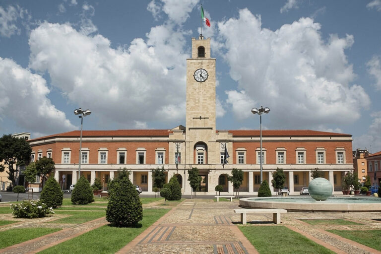 Veduta di Piazza del Popolo a Latina con il Palazzo del Municipio caratterizzato dalla torre littoria dell'orologio in travertino e facciata in mattoni rossi