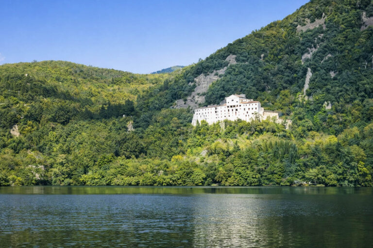 Il silenzio di Monticchio racconta la storia dei monaci del Vulture