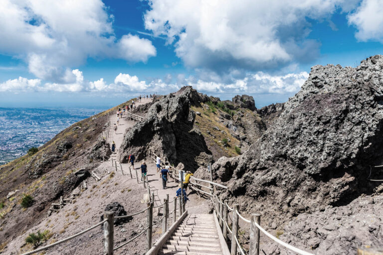 Dalla Valle dell’Inferno alla cima: viaggio nel cuore del Vesuvio