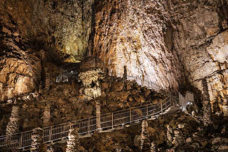 Nel vuoto della Grotta Gigante la roccia sfida la gravità