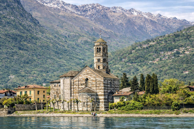 Il campanile della chiesa di Santa Maria sul lago di Como