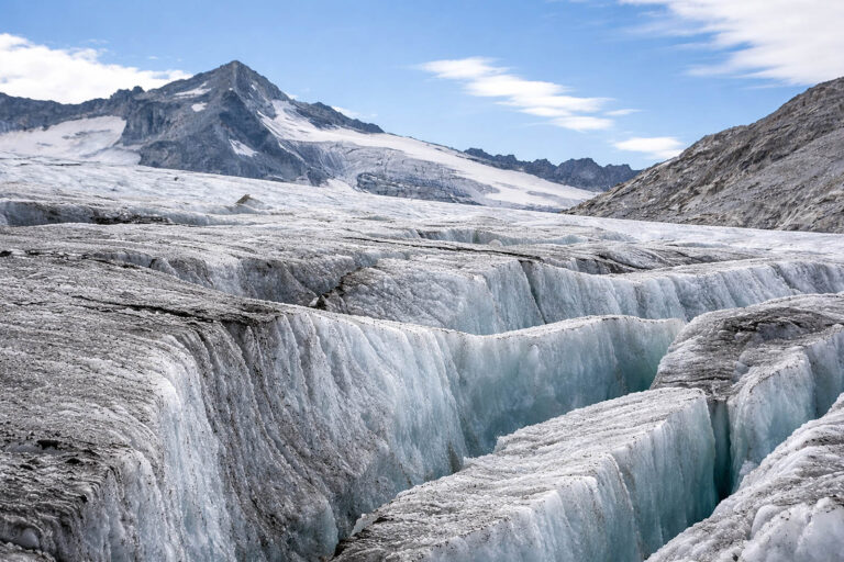 L’Adamello raccontato dai ragazzi che misurano il ghiaccio