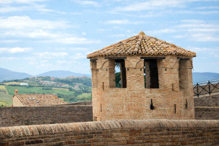 Da Fano a Mondavio tra rocche e borghi del ducato marchigiano