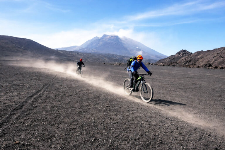 Pedalare nel fuoco: la sfida dei ciclisti sulle pendici dell’Etna