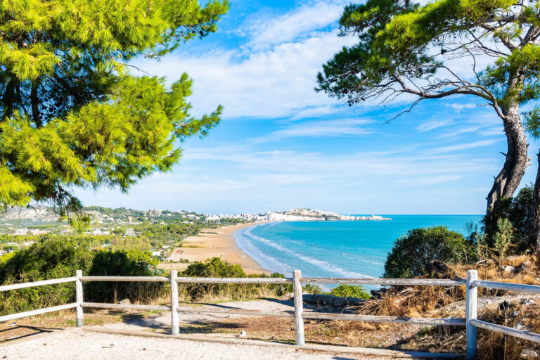 Panorama di Peschici con il mare sullo sfondo