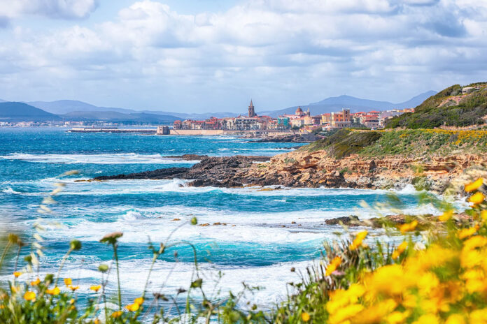 Panorama di Castelsardo con il mare primaverile