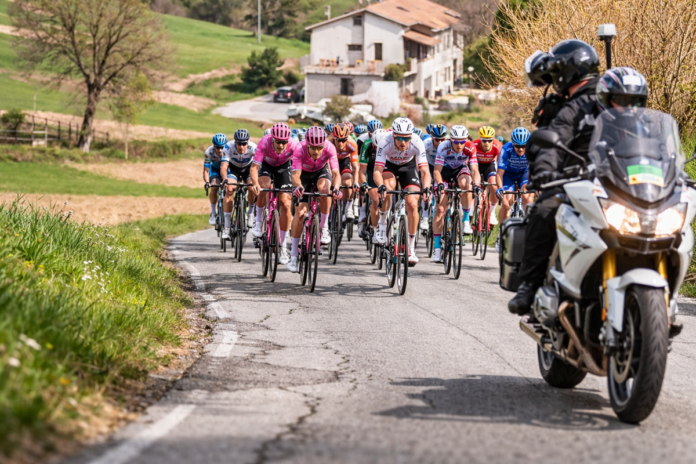 Partenza della Tirreno-Adriatico 2026 da Lido di Camaiore in Versilia con il gruppo di ciclisti