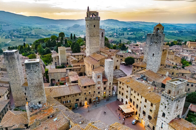 Veduta aerea delle torri medievali di San Gimignano al tramonto, Toscana