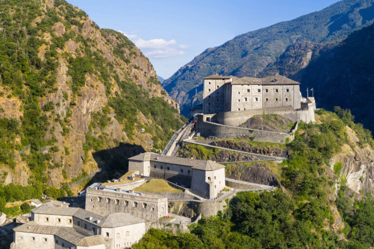Forte di Bard su sperone roccioso nella valle alpina