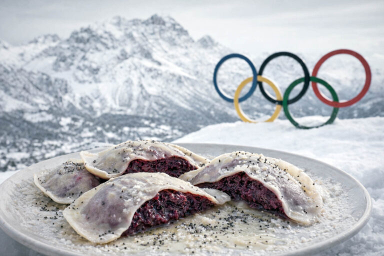 Mezzelune di pasta Casunziei ampezzani condite con burro fuso, semi di papavero e ricotta affumicata su piatto tradizionale