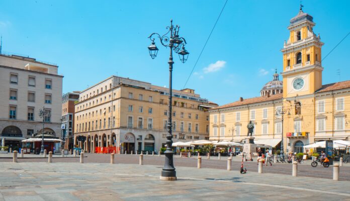 campanile del Duomo di Parma con la statua dell’Angelo d’Oro