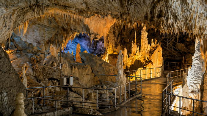 Ingresso delle Grotte di Frasassi a Genga tra le rocce della Gola della Rossa nelle Marche