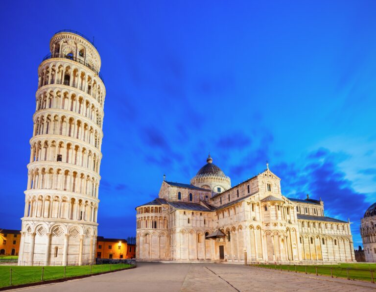 Torre pendente di Pisa vista dal basso con l'inclinazione di 3,97 gradi e le logge in marmo bianco