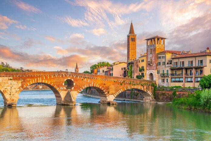 Panoramica di Verona con l'Arena di Verona in primo piano e l'Adige sullo sfondo al tramonto