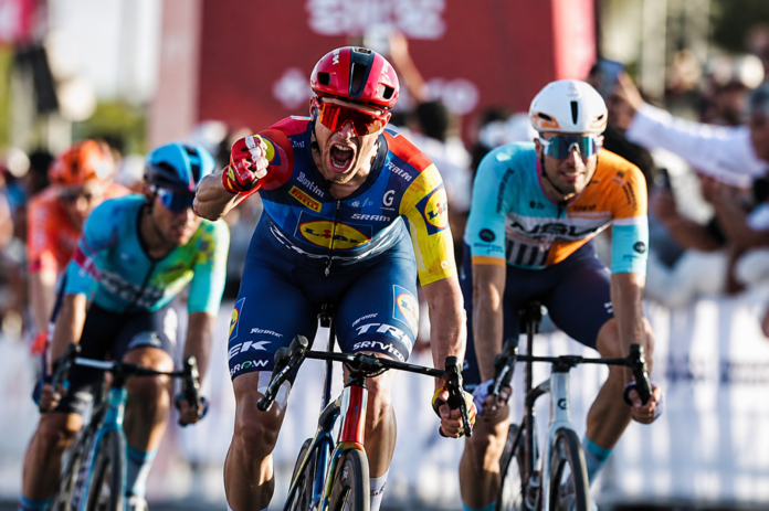 Carovana del Giro d'Italia 2026 in transito su strada appenninica tra borghi e montagne italiane
