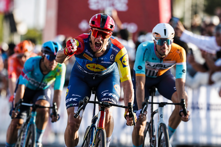 Carovana del Giro d'Italia 2026 in transito su strada appenninica tra borghi e montagne italiane